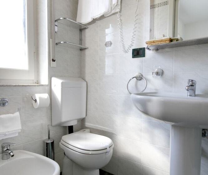 غرفة قياسية, Adriana