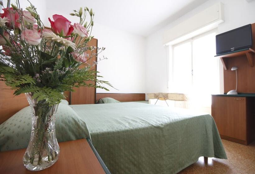 غرفة قياسية ثلاثية, Adriana