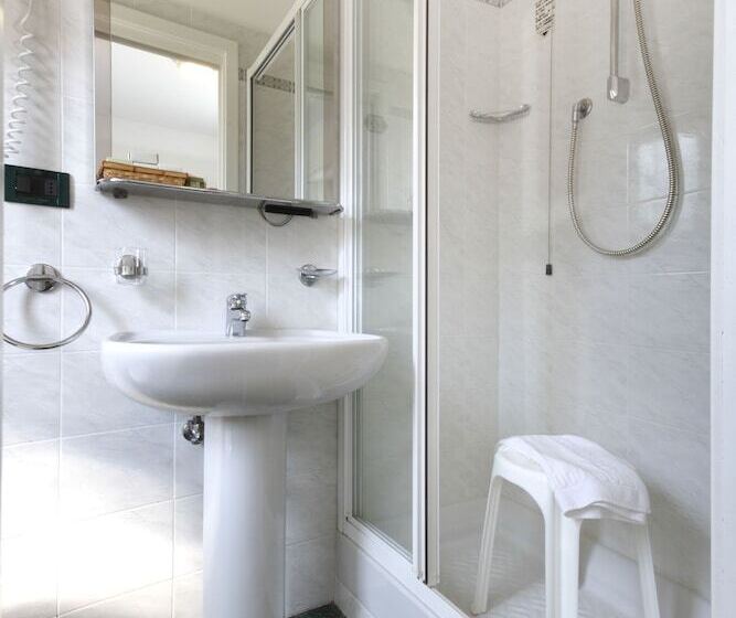 غرفة قياسية رباعية, Adriana