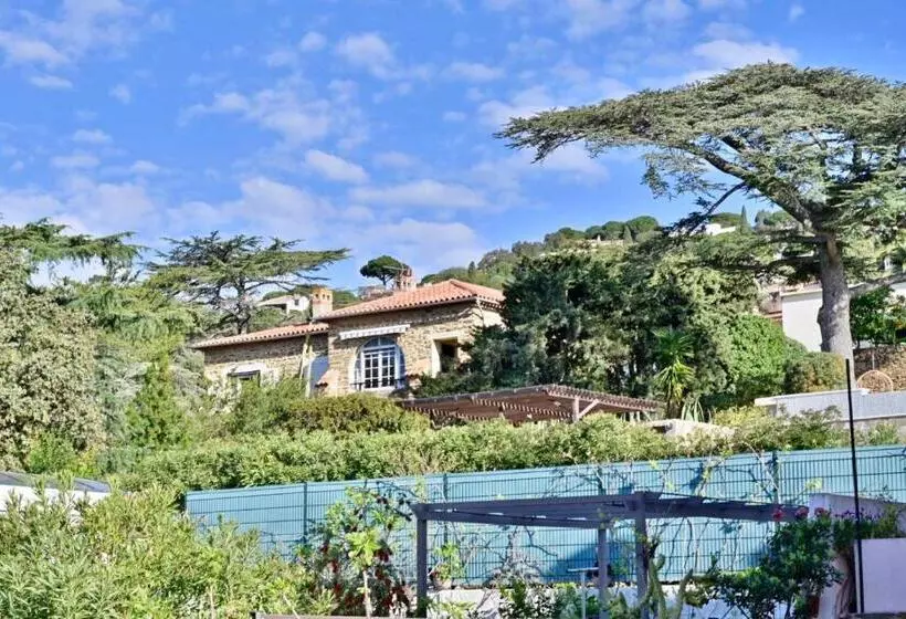 اتاق استاندارد با چشم‌انداز باغ, Hôtel La Petite Bohème