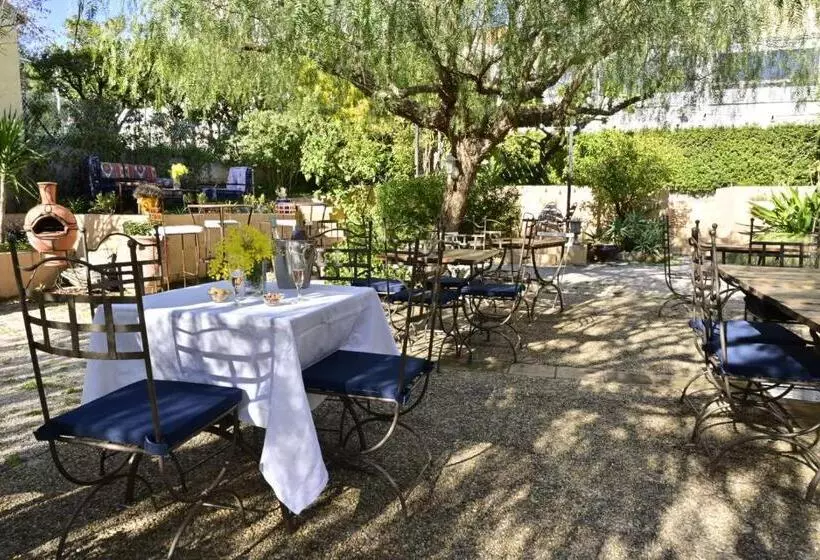 اتاق خانوادگی با چشم‌انداز باغ, Hôtel La Petite Bohème