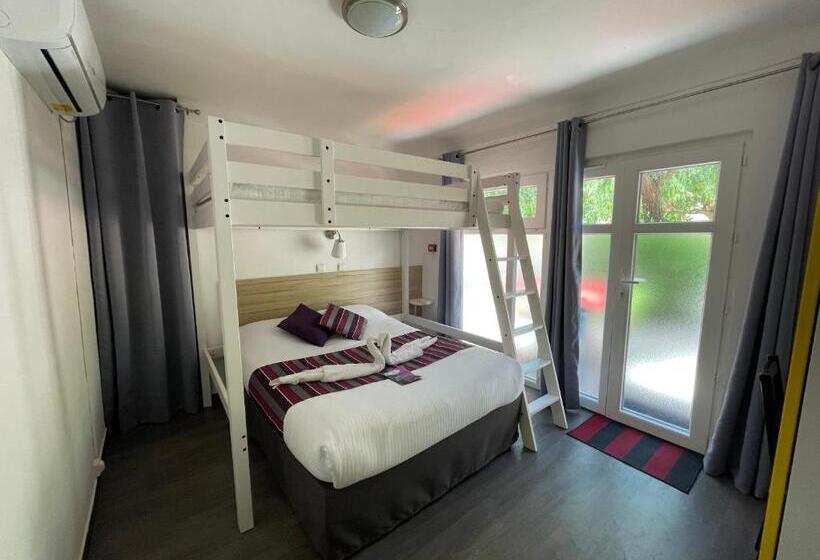 اتاق خانوادگی با چشم‌انداز باغ, Hôtel La Petite Bohème