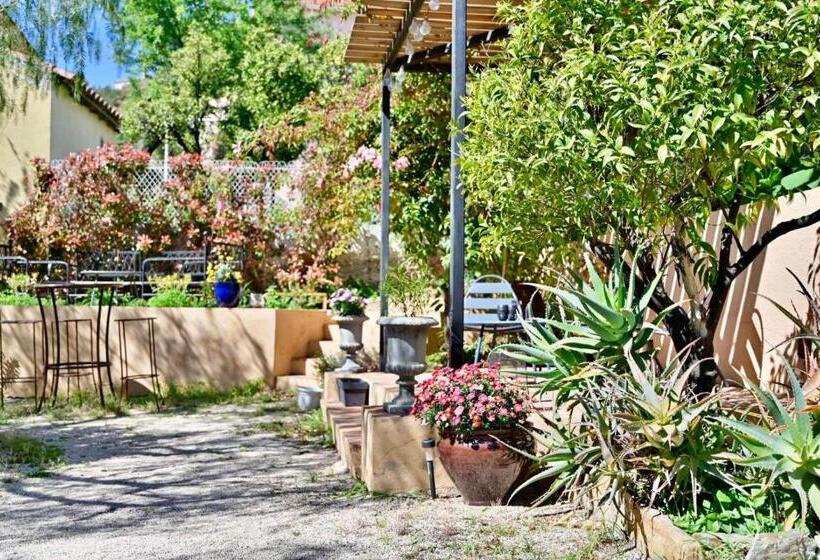 اتاق خانوادگی با چشم‌انداز باغ, Hôtel La Petite Bohème