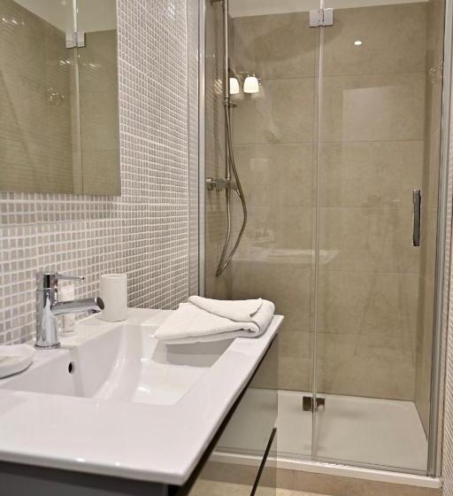 اتاق لوکس با تخت بزرگ, Hôtel La Petite Bohème