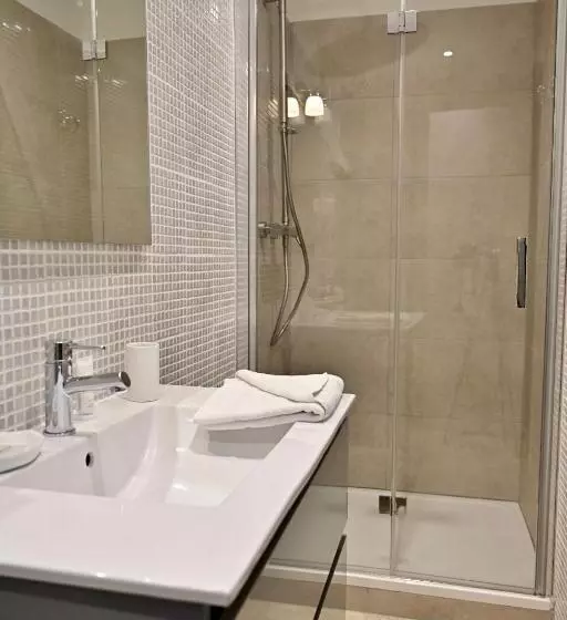 اتاق لوکس با تخت بزرگ, Hôtel La Petite Bohème
