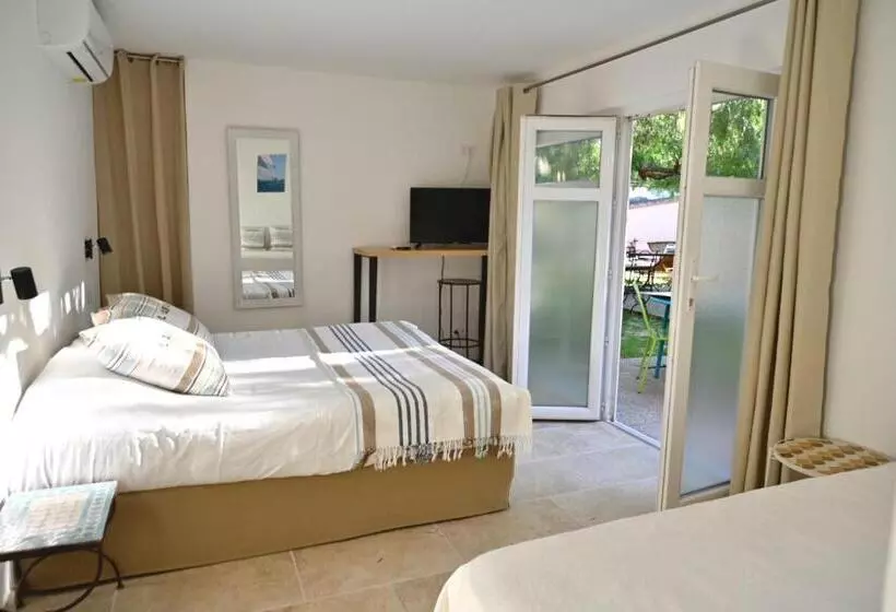 اتاق لوکس سه تخته, Hôtel La Petite Bohème
