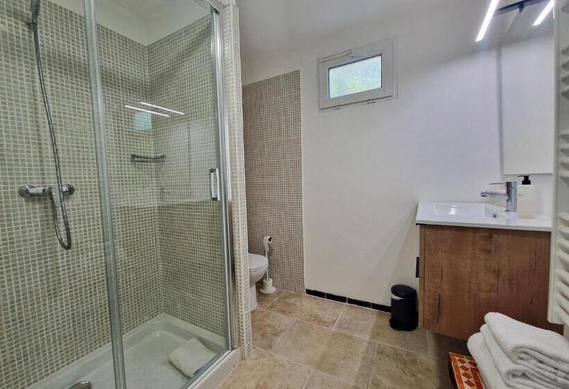 اتاق لوکس سه تخته, Hôtel La Petite Bohème