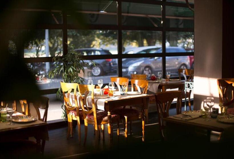 חדר סטנדרט לשלושה, La Poularde