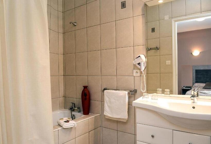 غرفة قياسية ثلاثية, Logis Hôtel Andreinia & Cabanes