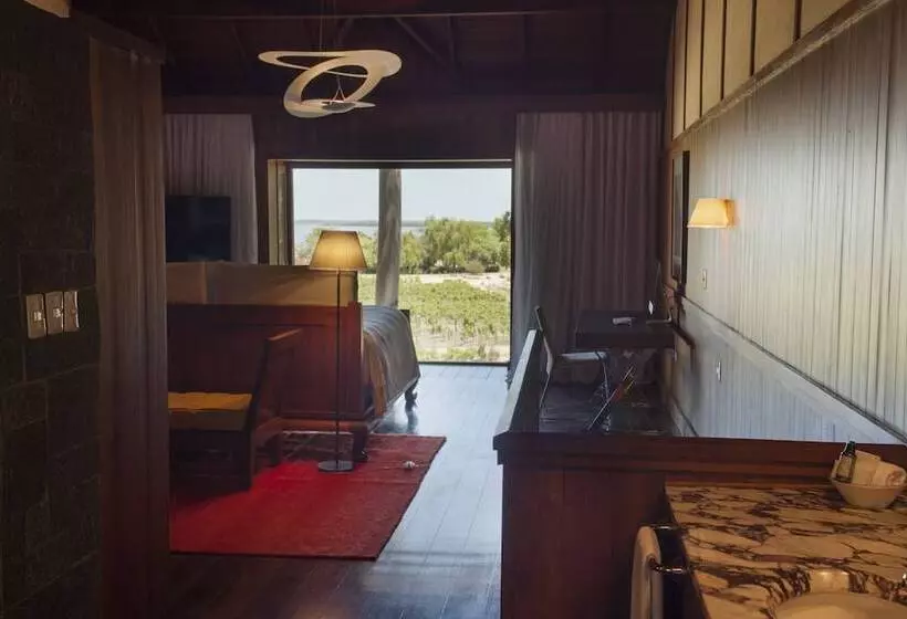 سوئیت پریمیوم, Carmelo Resort & Spa
