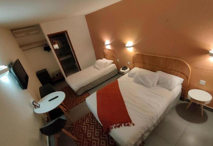 Номер Стандарт Трехместный, Logis Hôtel & Restaurant Le Soleil D Or