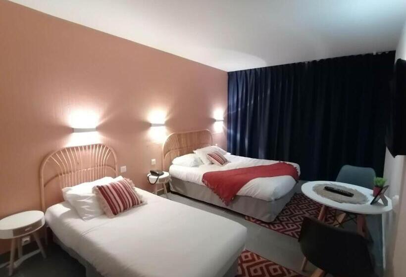 Номер Стандарт Трехместный, Logis Hôtel & Restaurant Le Soleil D Or