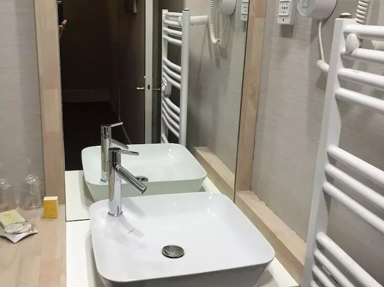 Comfort Yhden Hengen Huone, Logis Hotel Des Bourbons