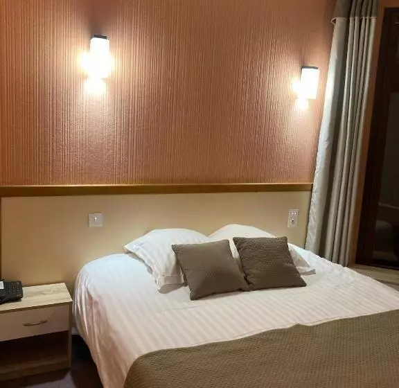スタンダードトリプルルーム, Logis Hotel Restaurant Des Voyageurs
