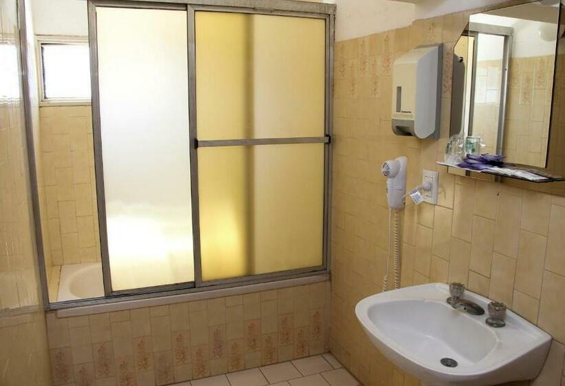 Standaard Driepersoonskamer, Menossi