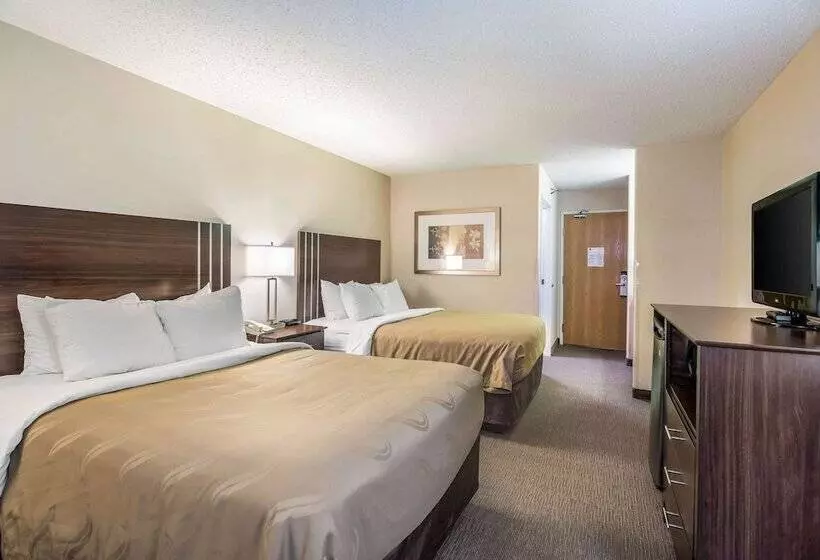 ２ダブルベッドのスタンダードルーム, Quality Inn & Suites West