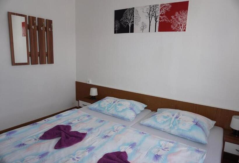 غرفة قياسية حمام مشترك, Guľa