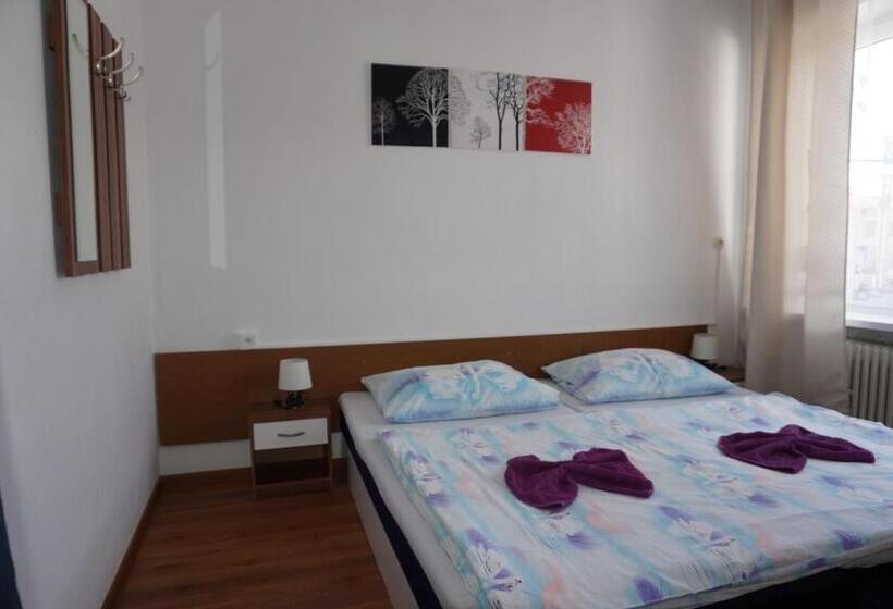 غرفة قياسية حمام مشترك, Guľa