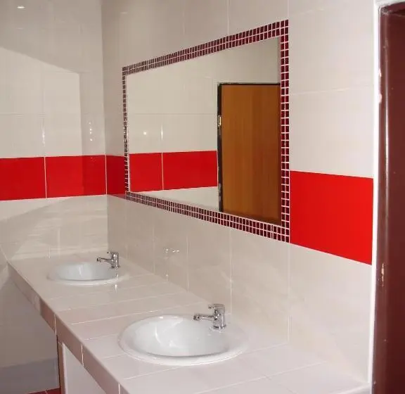 Standard 3 Bett Zimmer Geteiltes Bad, Guľa