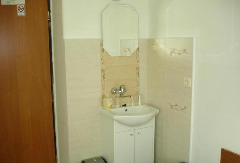 غرفة قياسية ثلاثية حمام مشترك, Guľa