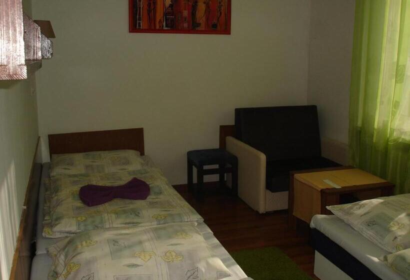 غرفة قياسية ثلاثية حمام مشترك, Guľa