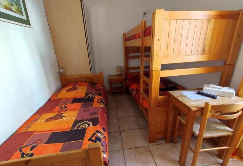Номер Стандарт Трехместный, Auberge Lou Jas