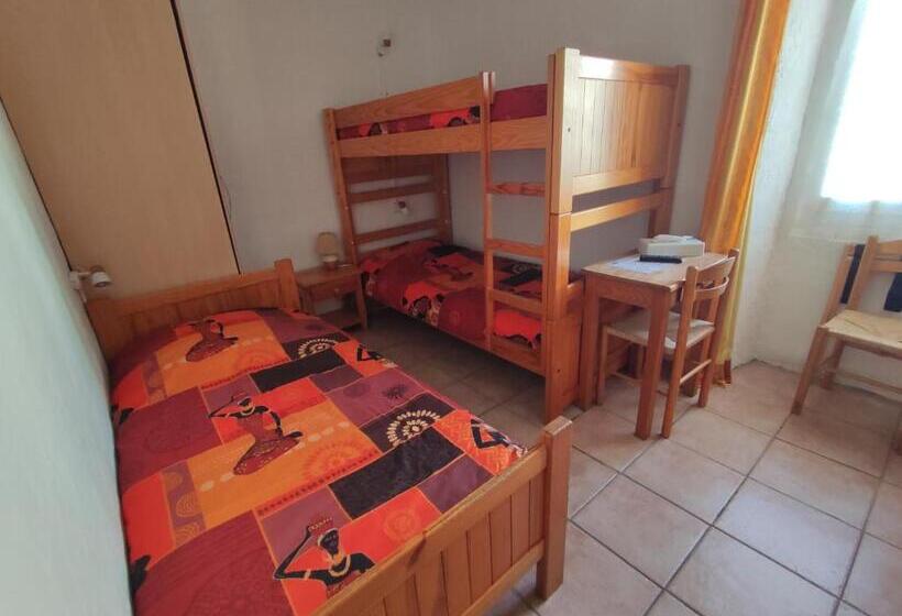 חדר סטנדרט לשלושה, Auberge Lou Jas