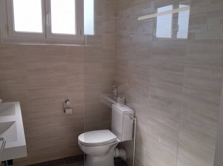 חדר סטנדרט לשלושה, De France