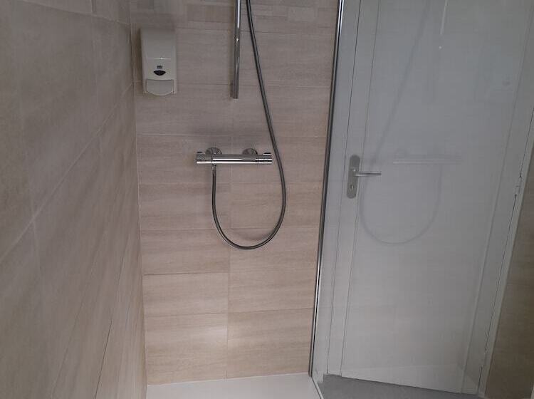 חדר סטנדרט לשלושה, De France