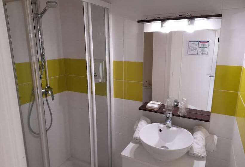 חדר סטנדרט לשלושה, De France