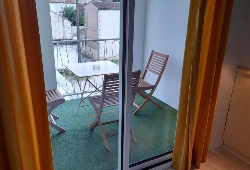 חדר סטנדרט לשלושה עם מרפסת, De France