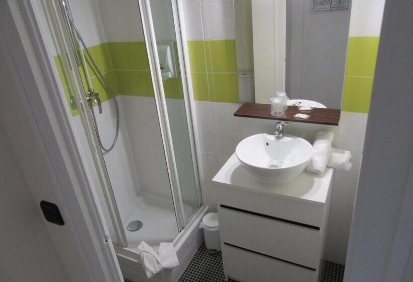 חדר סטנדרט לשלושה, De France