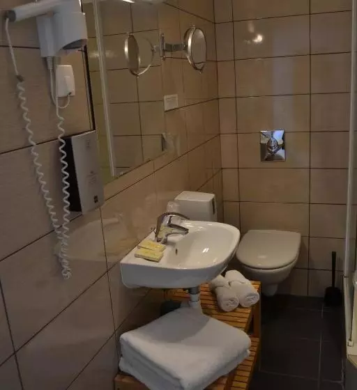 اتاق استاندارد سه نفره, Hôtel La Porte Saint Pierre Logis Hôtel Intra Muros