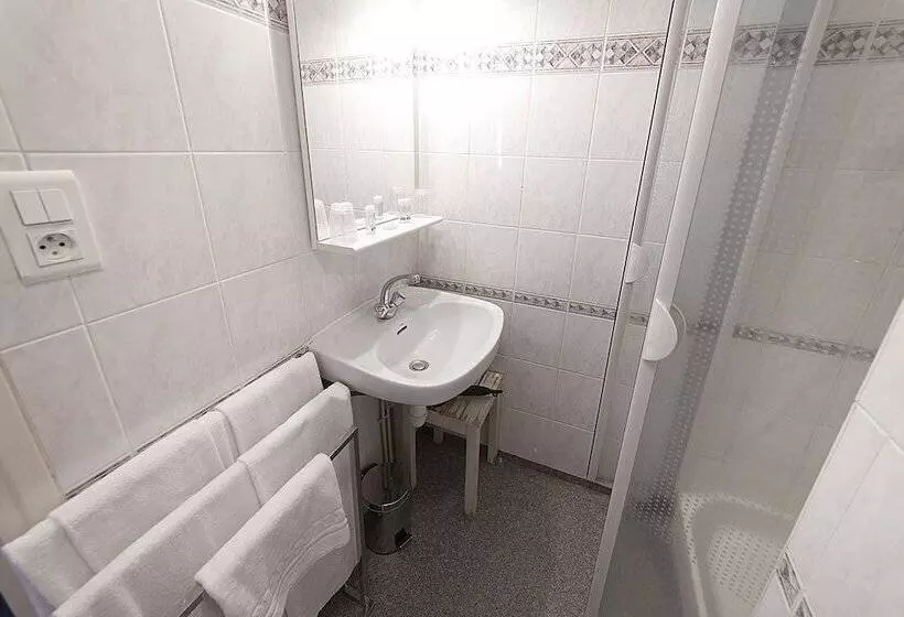 Cameră Familiară, Le Chatel