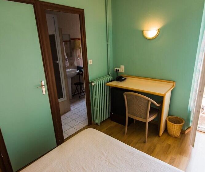 غرفة قياسية ثلاثية, Les Messageries