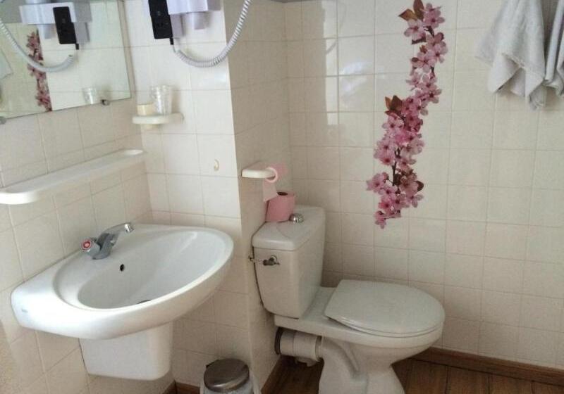 غرفة قياسية ثلاثية, Logis Hôtel Les Chardons Bleus Restaurant Le Bistrot De La Mer