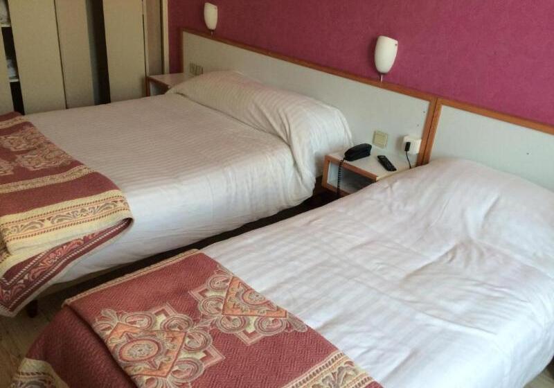 غرفة قياسية ثلاثية, Logis Hôtel Les Chardons Bleus Restaurant Le Bistrot De La Mer