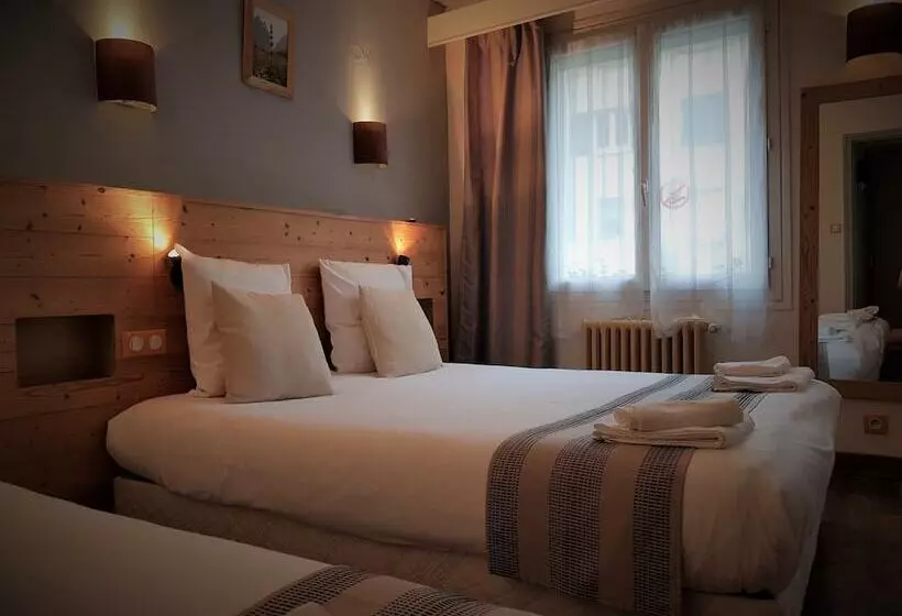 اتاق استاندارد سه نفره, Savoy Hotel & Restaurant