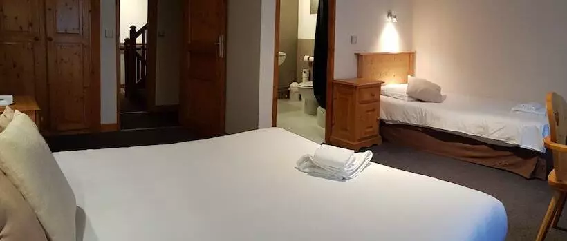 اتاق استاندارد سه نفره, Savoy Hotel & Restaurant