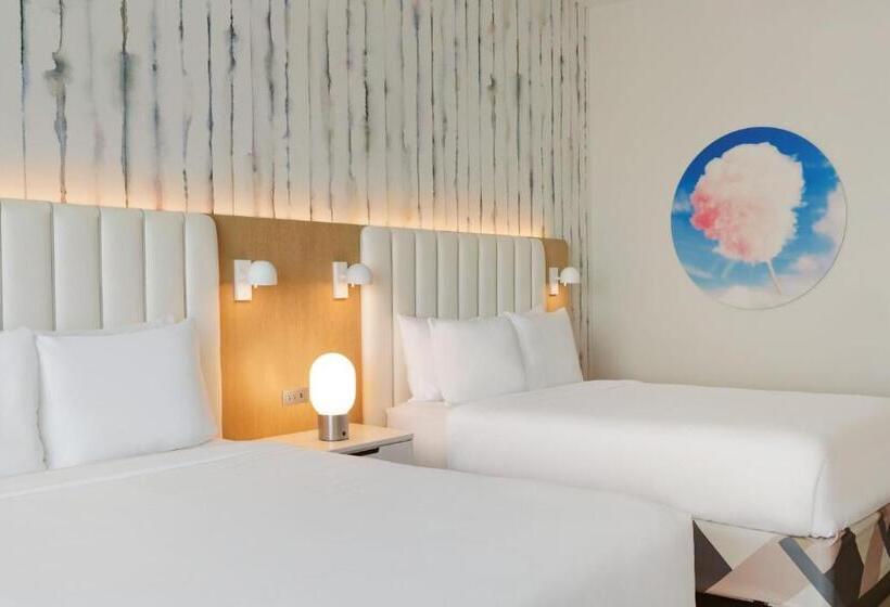 可看到停车场的标准间, The Viv Hotel, Anaheim, A Tribute Portfolio