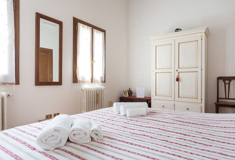 חדר סטנדרט לשלושה עם חדר אמבטיה משוף, Casolare La Quercia