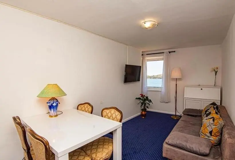 اتاق خانوادگی با چشم‌انداز دریا, Apartments And Rooms Ille