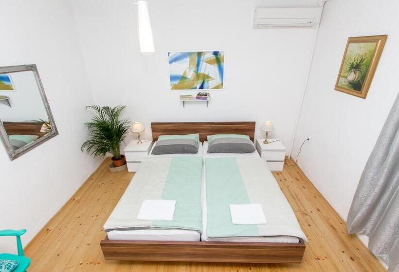 חדר סטנדרט לשלושה, Apartments And Rooms Ille