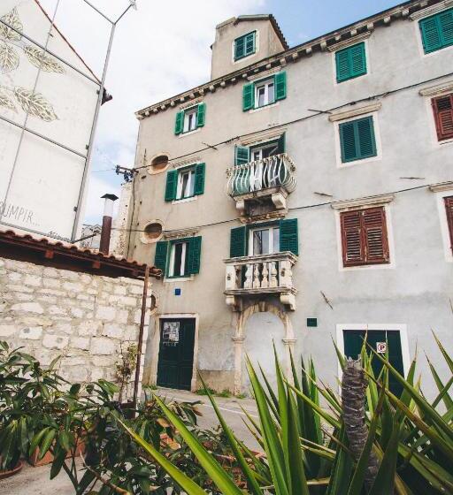 דירת חדר עם נוף לים ומרפסת, Apartments And Rooms Ille