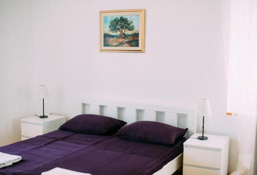 דירת חדר עם נוף לים ומרפסת, Apartments And Rooms Ille