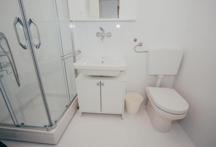 דירת חדר עם נוף לים ומרפסת, Apartments And Rooms Ille