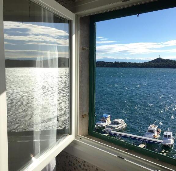 חדר דלוקס עם מרפסת נוף לים, Apartments And Rooms Ille