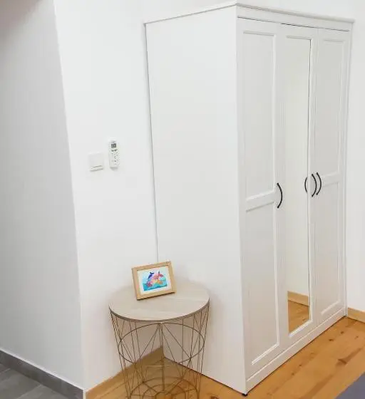 اتاق لوکس با بالکن و چشم‌انداز دریا, Apartments And Rooms Ille