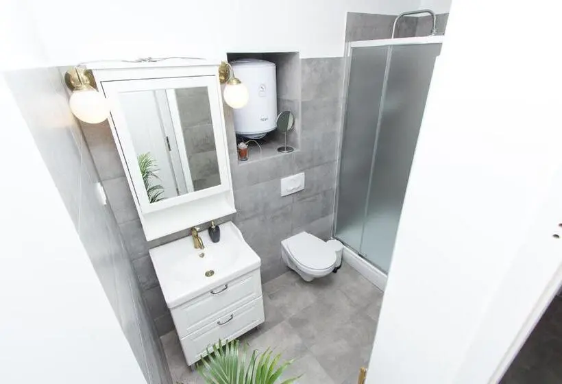 اتاق لوکس با بالکن و چشم‌انداز دریا, Apartments And Rooms Ille