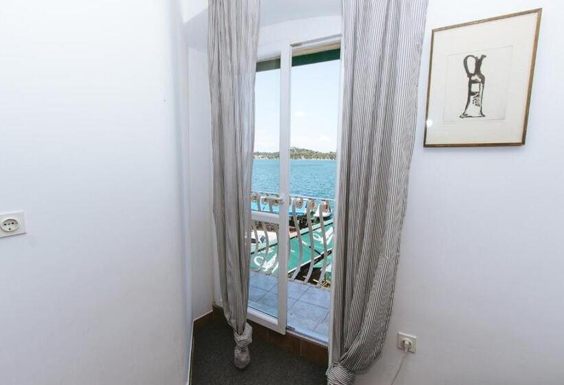اتاق لوکس با بالکن و چشم‌انداز دریا, Apartments And Rooms Ille